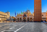Der wunderschöne Blick auf die Basilika San Marco und auf den Markusplatz in Venedig wird Sie begeistern.