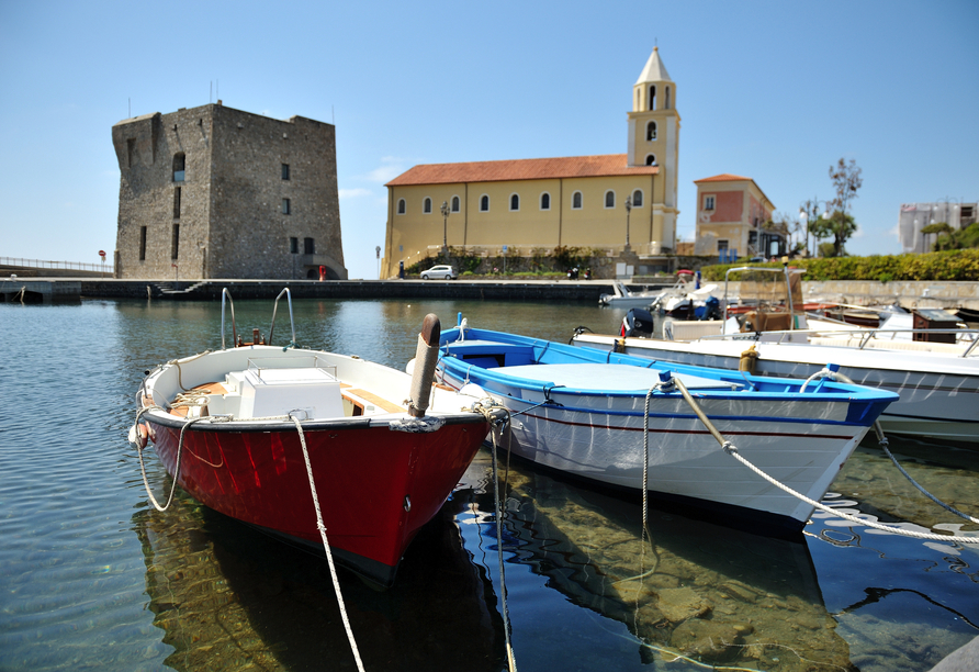 Das malerische Hafenstädtchen Acciaroli liegt ebenfalls auf Ihrer Rundreiseroute.