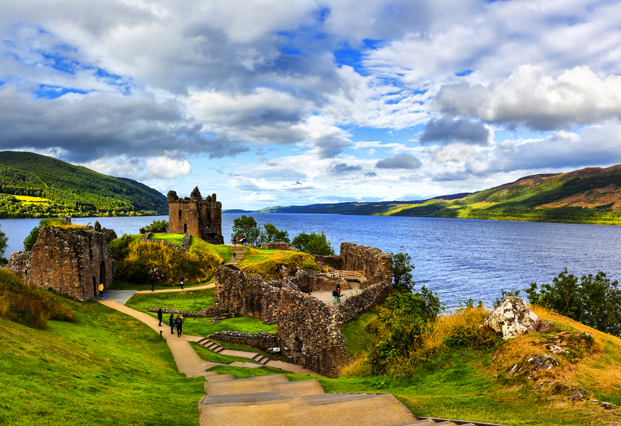 Freuen Sie sich auf einen Besuch von Urquhart Castle und Loch Ness.