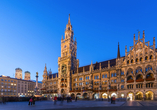 München lockt mit zahlreichen Sehenswürdigkeiten wie dem berühmten Marienplatz.