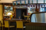 Lassen Sie den Abend an der Bar gemütlich ausklingen.