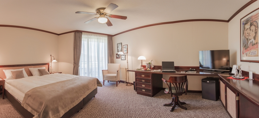 Die Doppelzimmer Komfort haben einen Balkon mit Blick in den Garten.