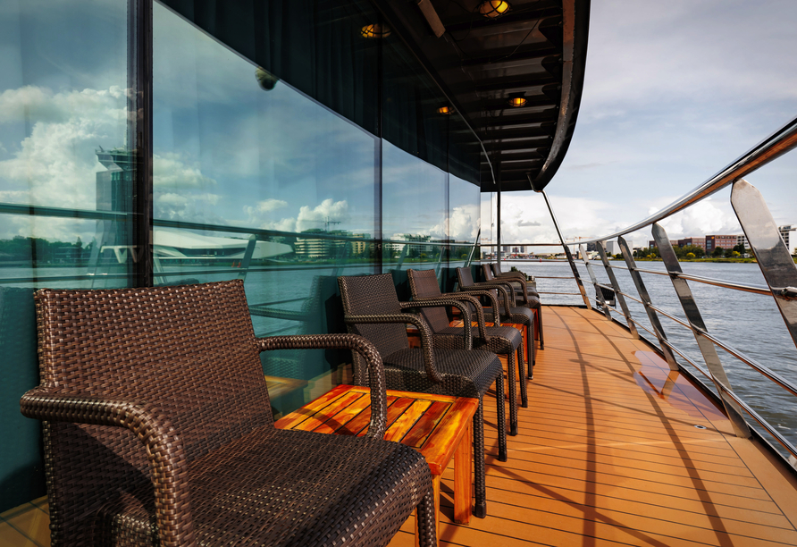 Die Panorama-Lounge lädt außerdem mit einem Außenbereich zum Entspannen ein.