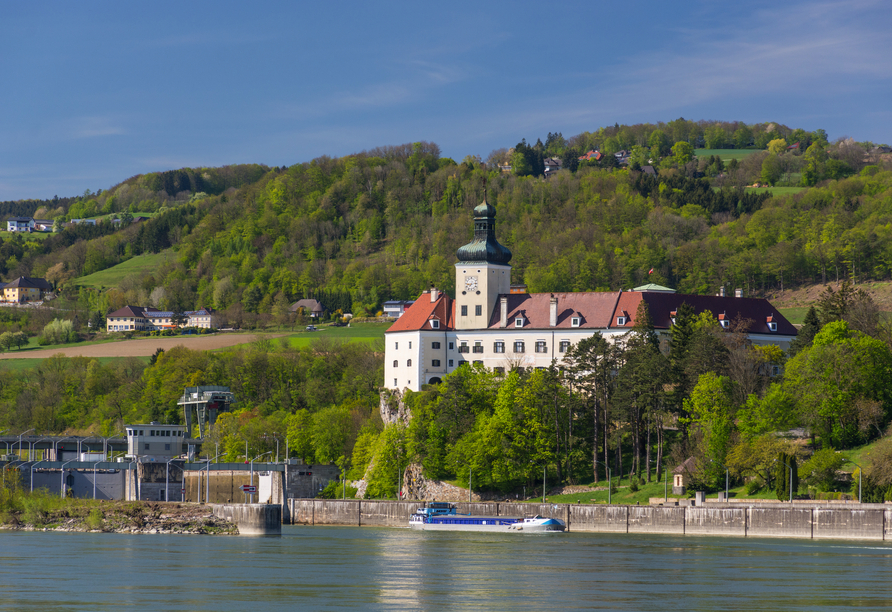 Das Schloss Persenbeug mit dem beeindruchkenden Donaukraftwerk Ybbs/Persenbeug