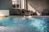 Das Thermalhallenbad mit Sprudeldüsen