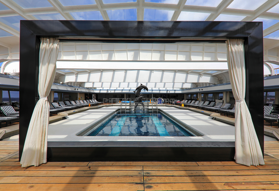 Dank des beweglichen Glasdaches kann man am Lido Pool auch bei schlechtem Wetter entspannen.