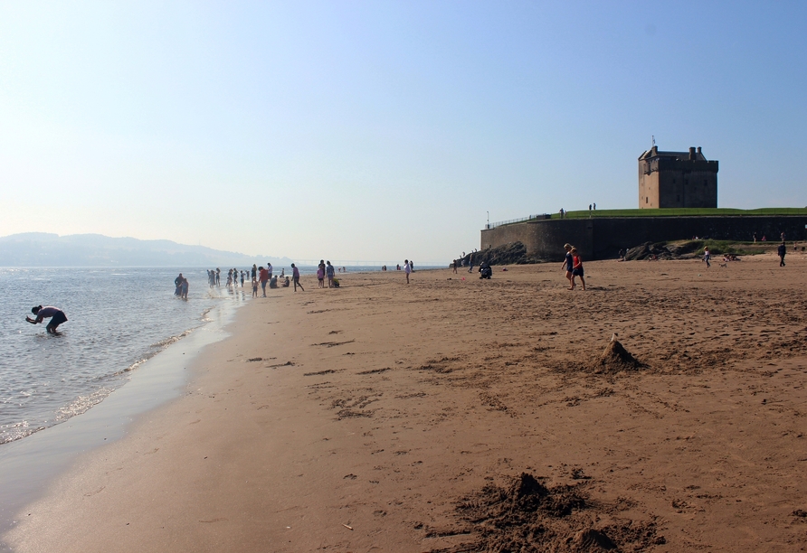 Am Broughty Castle in Dundee können Sie auch am Strand spazieren.
