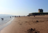 Am Broughty Castle in Dundee können Sie auch am Strand spazieren.