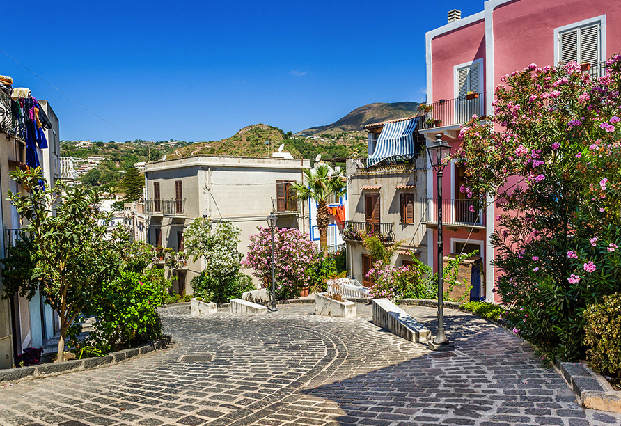 Bei Buchung des Ausflugspakets zu den Äolischen Inseln lernen Sie auch die verwinkelte Altstadt von Lipari kennen.