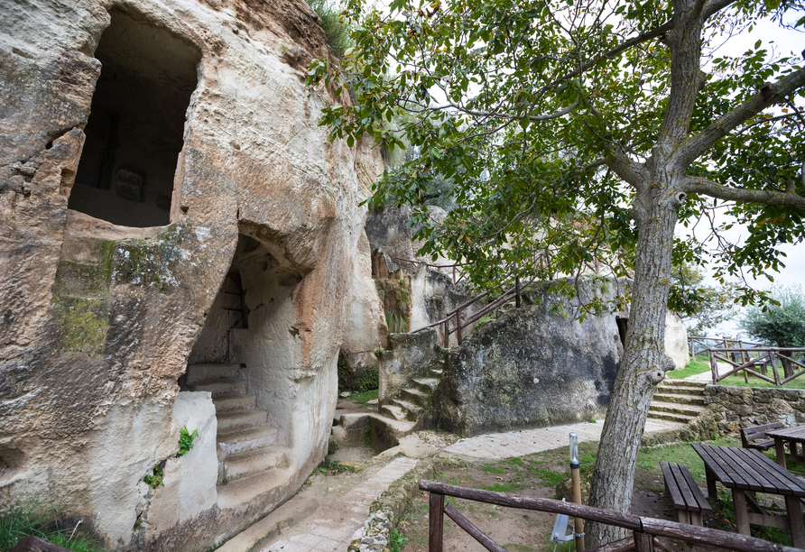 Bei dem Besuch der Höhlen von Zungri tauchen Sie in längst vergangene Zeiten ein.