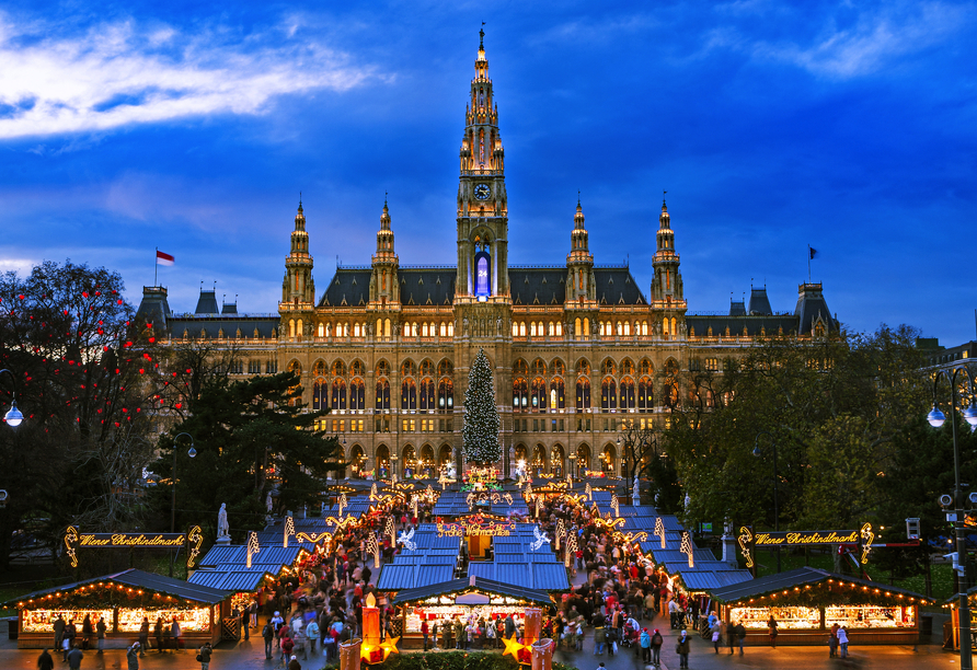 Der Christkindlmarkt in Wien begrüßt Sie direkt vor dem Rathaus.