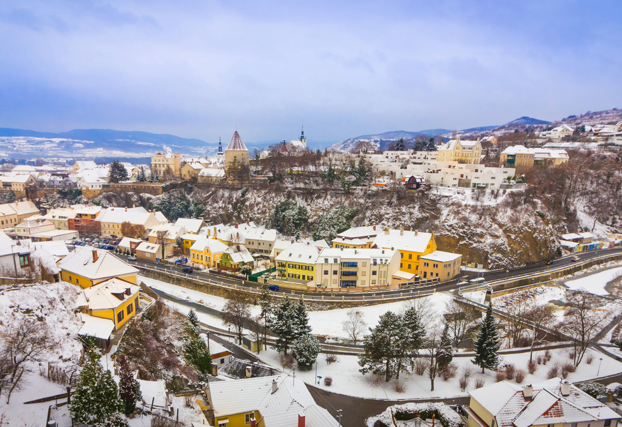 Winterpanorama über dem malerischen Ort Krems