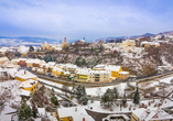 Winterpanorama über dem malerischen Ort Krems