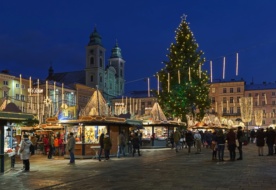 Schlendern Sie über den Weihnachtsmarkt auf dem Hauptplatz im österreichischen Linz. 
