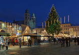 Schlendern Sie über den Weihnachtsmarkt auf dem Hauptplatz im österreichischen Linz. 