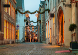 Schlendern Sie durch die weihnachtlich dekorierten, historischen Straßen in Maastricht.