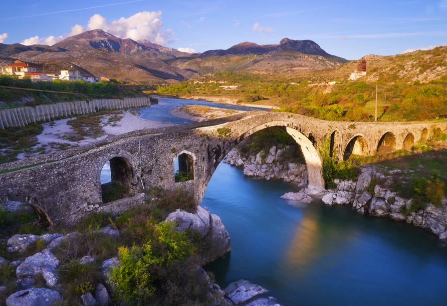 Die Mesi-Brücke ist die größte Brücke Albaniens und ein eindrucksvolles historisches Zeugnis.