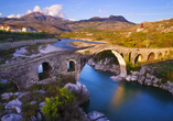 Die Mesi-Brücke ist die größte Brücke Albaniens und ein eindrucksvolles historisches Zeugnis.