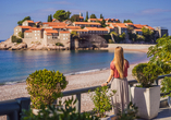 Wie wäre es an den freien Tagen mit einem Ausflug zur kleinen Adria-Insel Sveti Stefan in der Nähe von Budva?