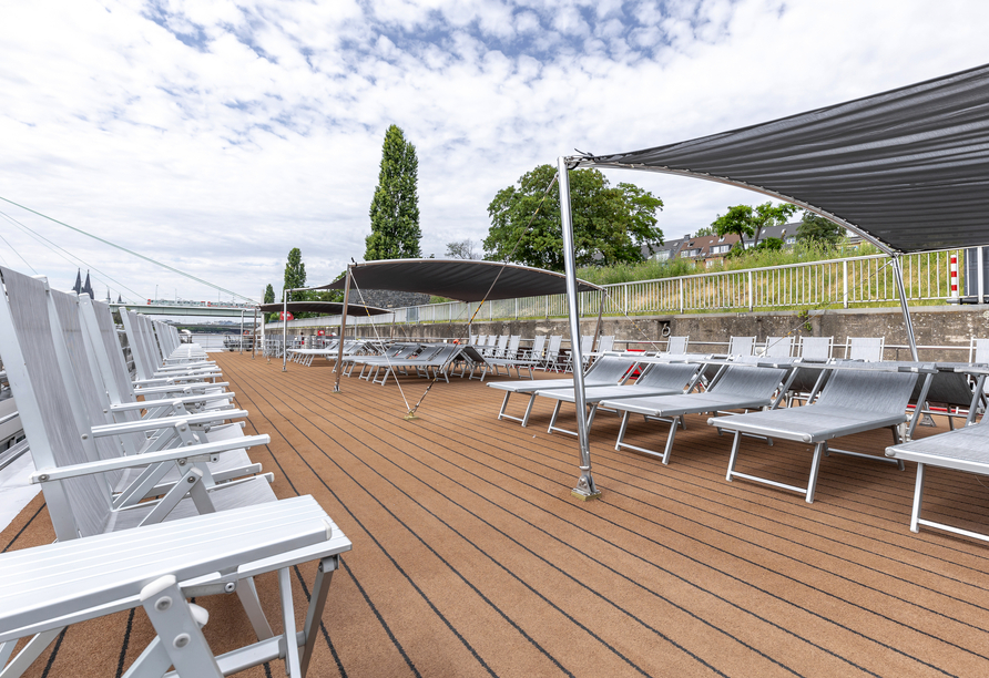 Genießen Sie die vorbeiziehende Flusslandschaft auf dem Sonnendeck.