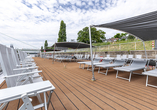 Genießen Sie die vorbeiziehende Flusslandschaft auf dem Sonnendeck.
