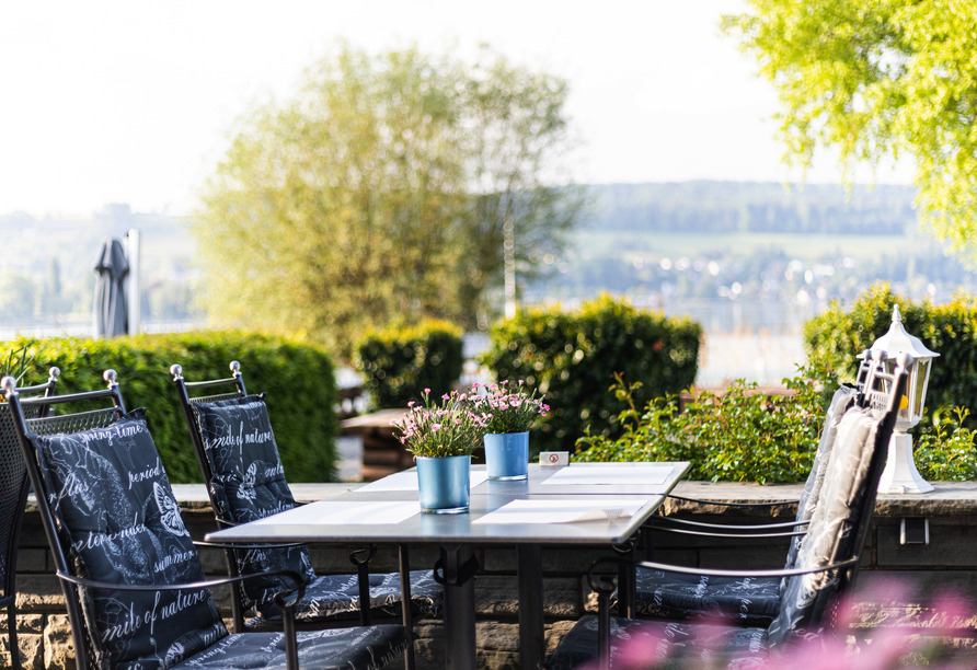 Das Restaurant und die Terrasse laden mit einem herrlichen Blick auf den Bodensee zum Verweilen ein.