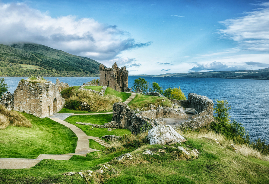 Besuchen Sie das Urquhart Castle am Loch Ness.