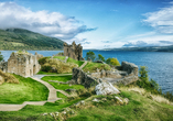 Besuchen Sie das Urquhart Castle am Loch Ness.