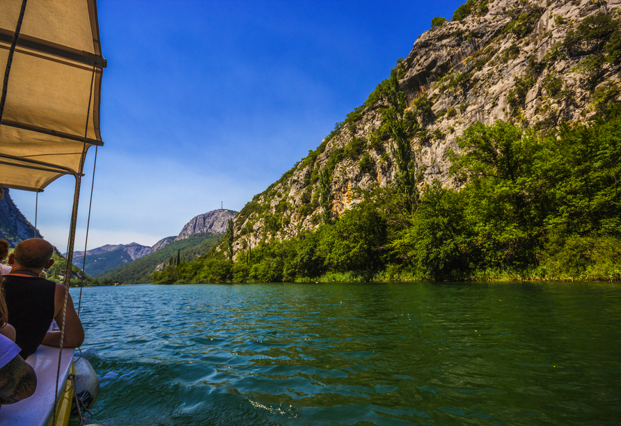 Im Rahmen des optionalen Ausflugs nach Omis unternehmen Sie eine Bootsfahrt auf dem Fluss Cetina.