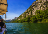 Im Rahmen des optionalen Ausflugs nach Omis unternehmen Sie eine Bootsfahrt auf dem Fluss Cetina.