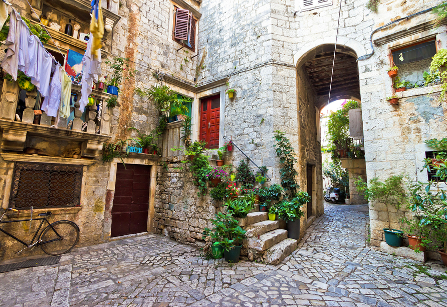 Romantische Innenhöfe und historische Bauwerke erwarten Sie in Trogir.