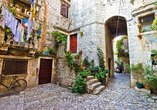 Romantische Innenhöfe und historische Bauwerke erwarten Sie in Trogir.
