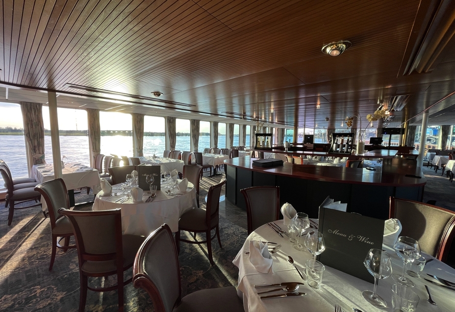 Genießen Sie die schöne Aussicht im Restaurant und in der Panorama-Lounge an Bord. 