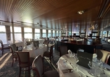Genießen Sie die schöne Aussicht im Restaurant und in der Panorama-Lounge an Bord. 