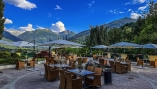 Auf der Terrasse genießen Sie einen herrlichen Ausblick auf die Berge.