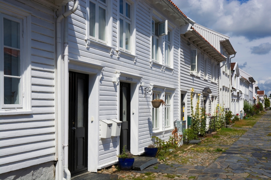 Erkunden Sie in Kristiansand die charmante Altstadt Posebyen mit ihren traditionellen Holzhäusern.