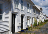 Erkunden Sie in Kristiansand die charmante Altstadt Posebyen mit ihren traditionellen Holzhäusern.