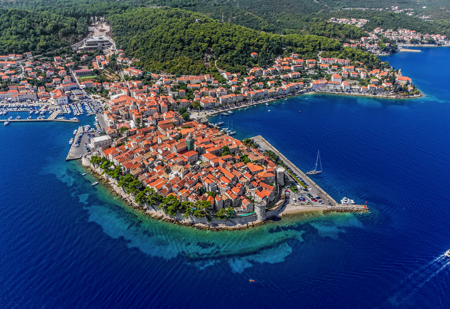 Die Insel Korčula begeistert mit roten Dächern und blauem Meer.
