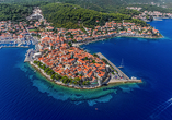 Die Insel Korčula begeistert mit roten Dächern und blauem Meer.