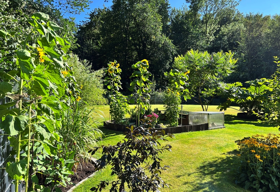 Zum Hotel gehört auch ein schöner gepflegter Garten.