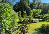 Zum Hotel gehört auch ein schöner gepflegter Garten.