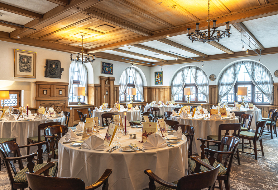 Genießen Sie im traditionellen Restaurant des Hotels vor allem lokale und saisonale Speisen.