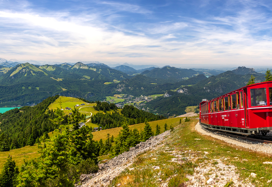 Bei einer Fahrt mit der Schafbergbahn können Sie einen traumhaften Ausblick genießen.