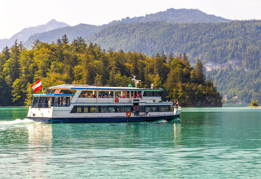 Auf dem Wolfgangsee werden regelmäßig Panoramaschifffahrten angeboten.