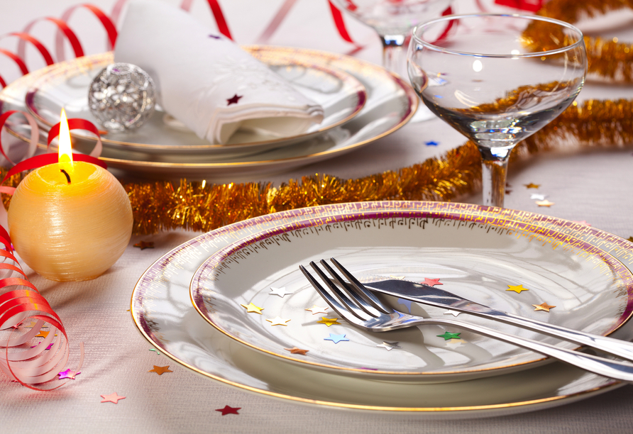 Nehmen Sie Platz und genießen Sie die Köstlichkeiten des Silvesterbuffets.