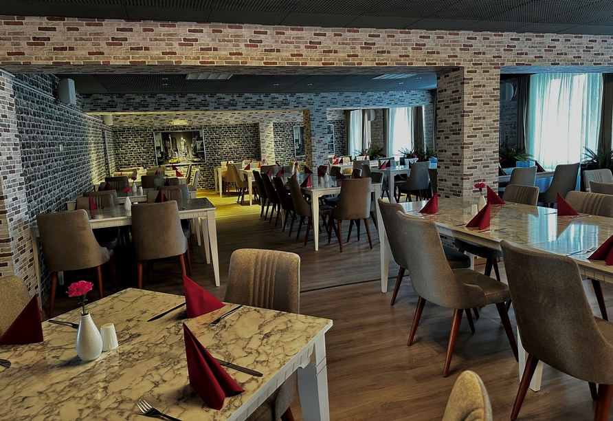 Das einladende Restaurant des Werrapark Resorts Hotel Sommerberg bietet regionale Spezialitäten.