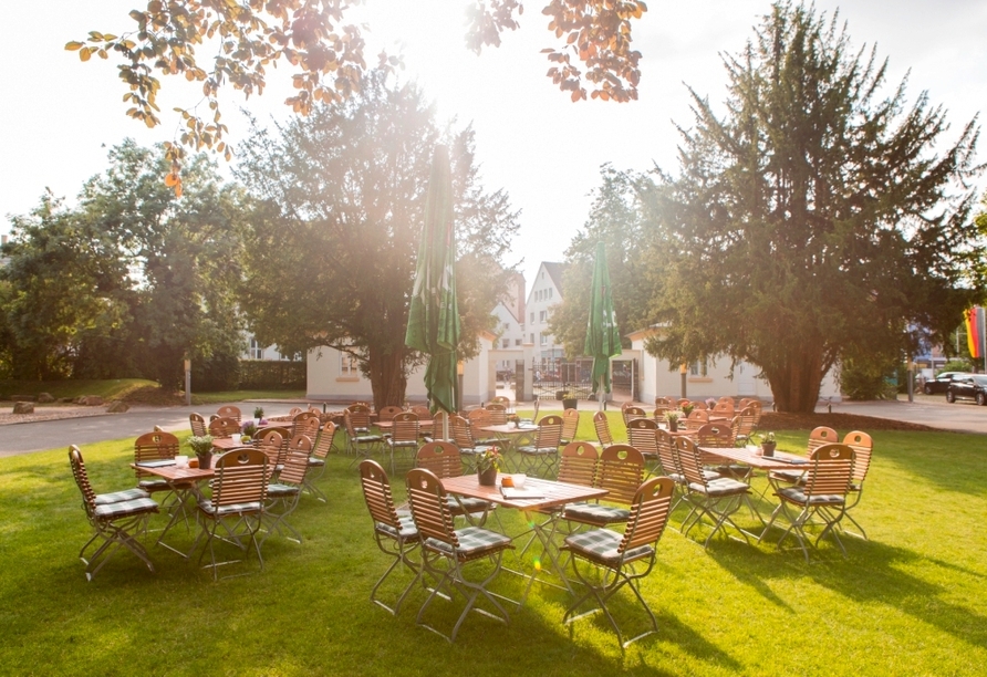 Freuen Sie sich auf gesellige Stunden im Biergarten des Hotels...