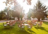 Freuen Sie sich auf gesellige Stunden im Biergarten des Hotels...