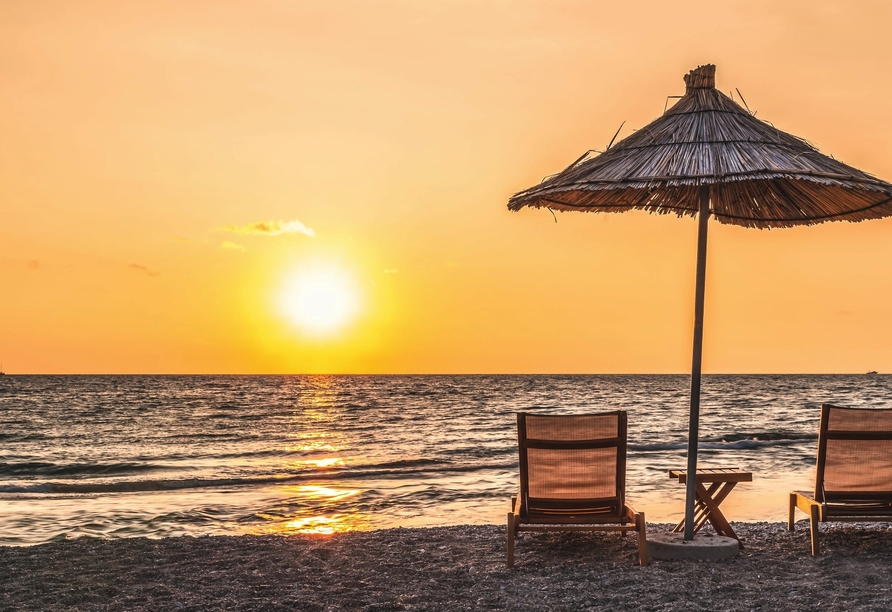 Genießen Sie traumhafte Sonnenuntergänge am Strand.