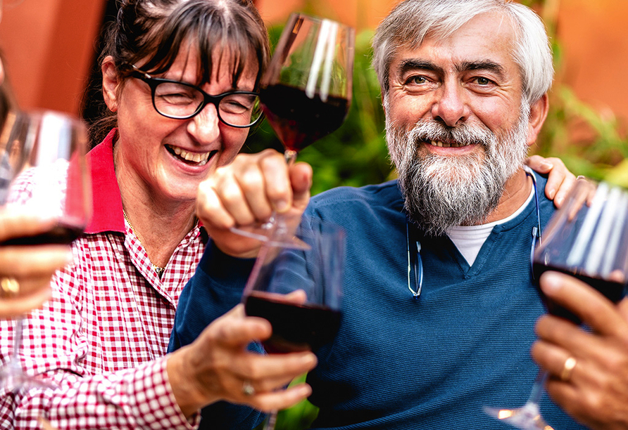 Bei einer Weinprobe kommen Sie in den Genuss von regionalem Wein.